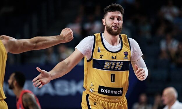 分领衔全队, KHnJU, 轻取波兰