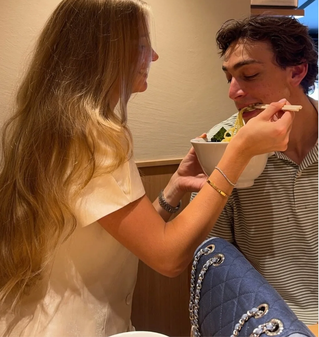 两人说着 两人说着