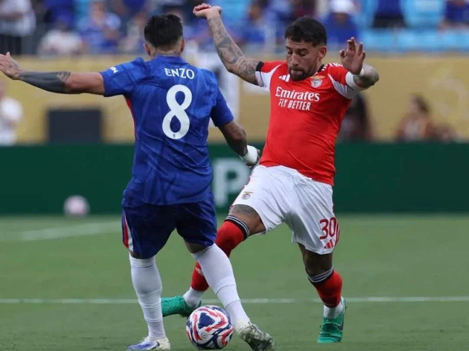 AA, 雄鹰, 他因右大腿